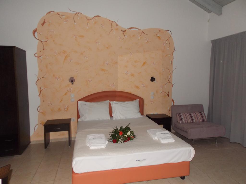Hotel Theasis Paralia Sergoulas 객실 사진